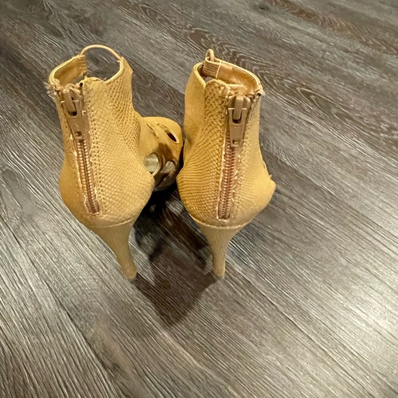 Jennifer Lopez Gladiator Sandle 5M - Picture 7 of 9